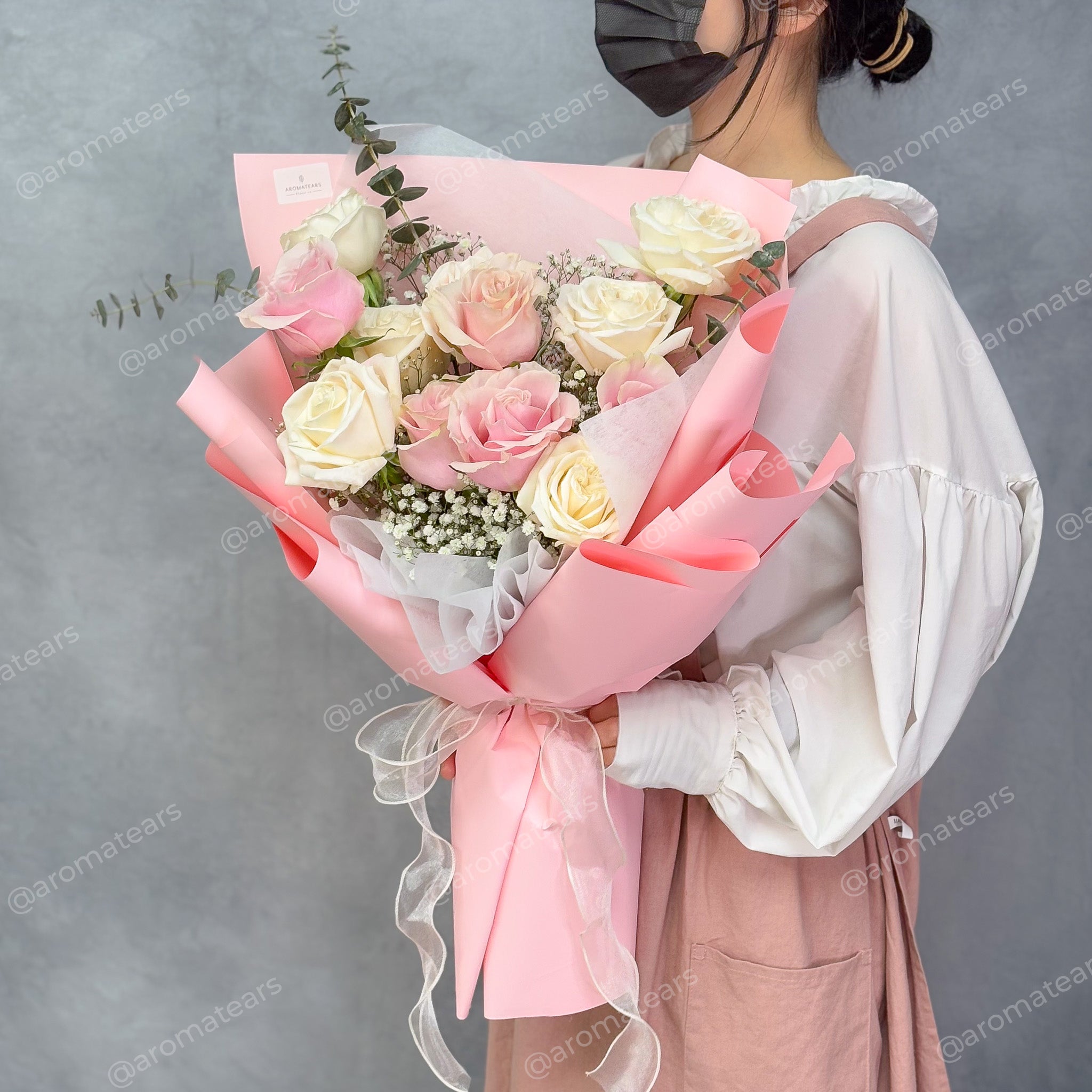 Romantic 12 Fresh Roses Bouquet