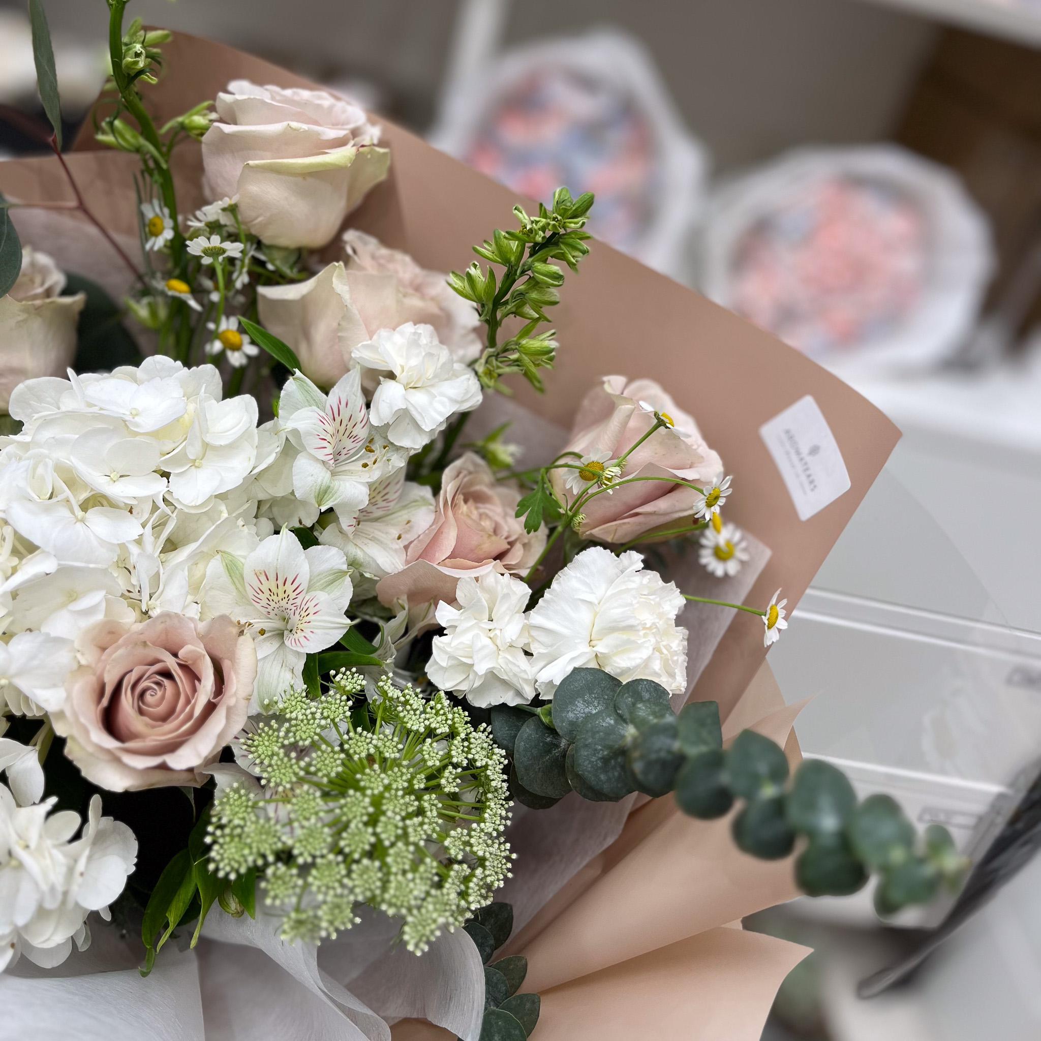 Champagne - Designer's Choice Fresh Bouquet - Aromatears flower Designer Choice