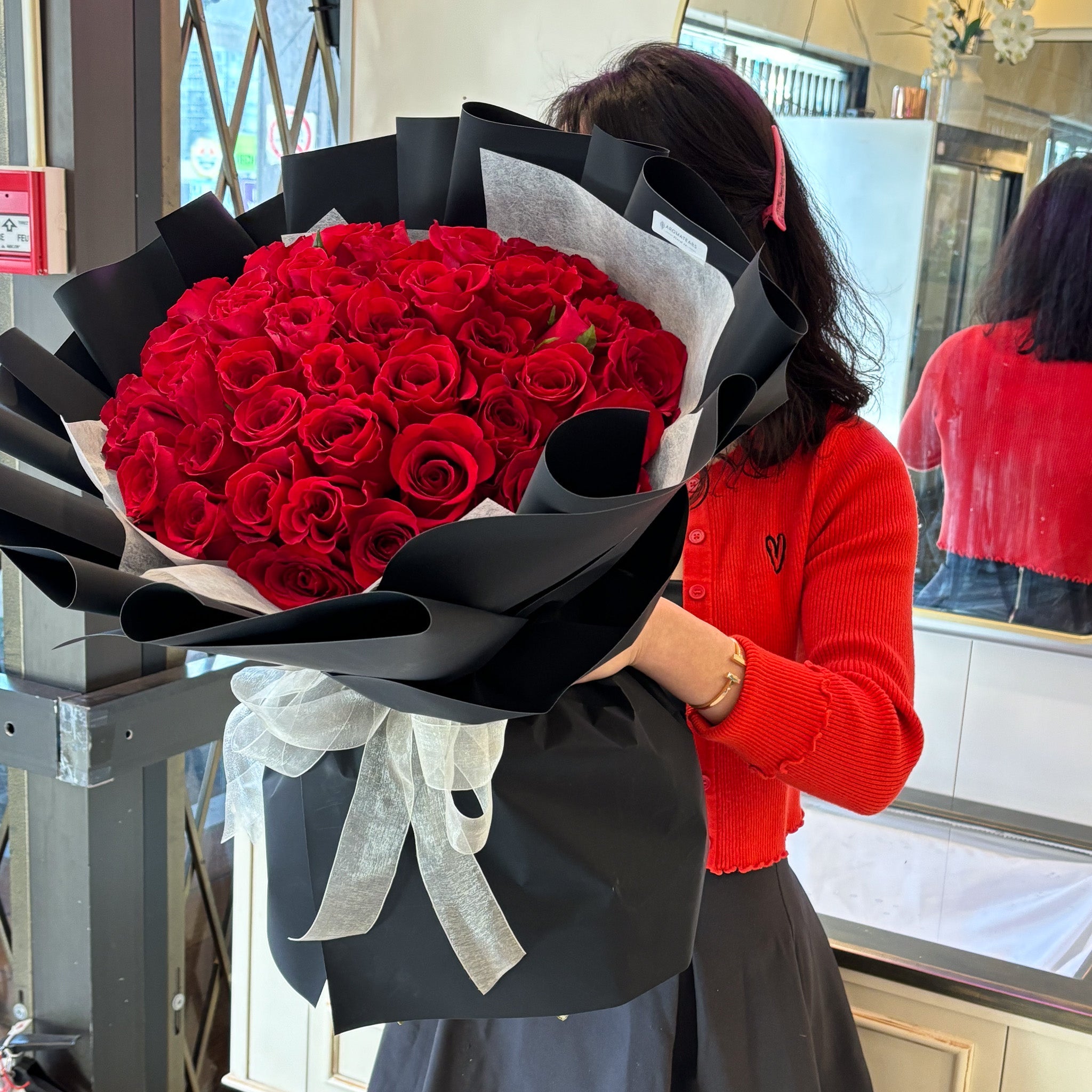 Classic Round Fresh Rose Bouquet - Aromatears flower Fresh Roses