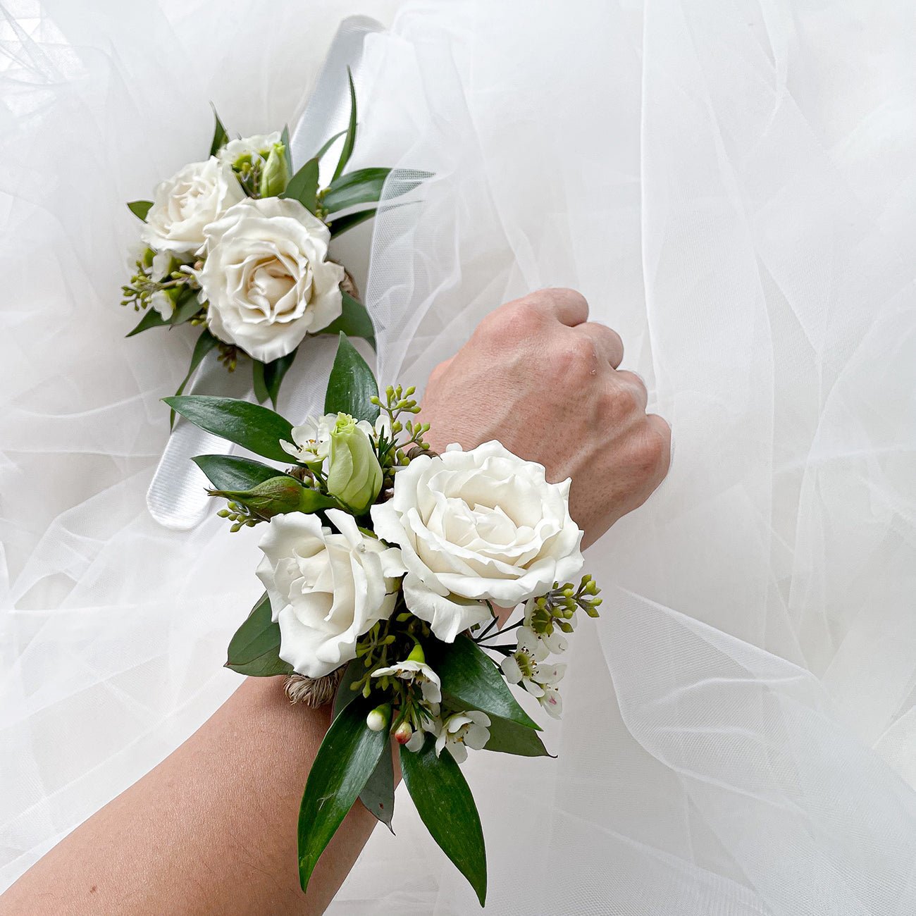 Green & White - Fresh Flower Corsage - Aromatears flower Custom