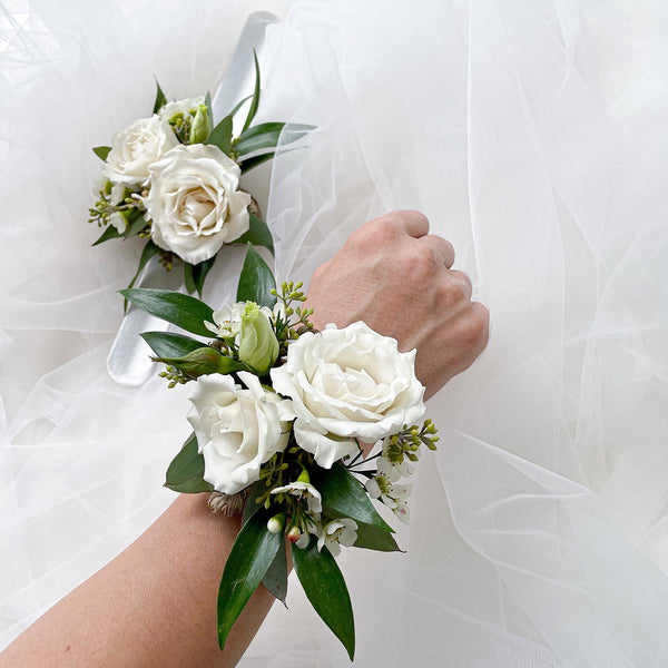 Green & White - Fresh Flower Corsage - Aromatears flower Custom